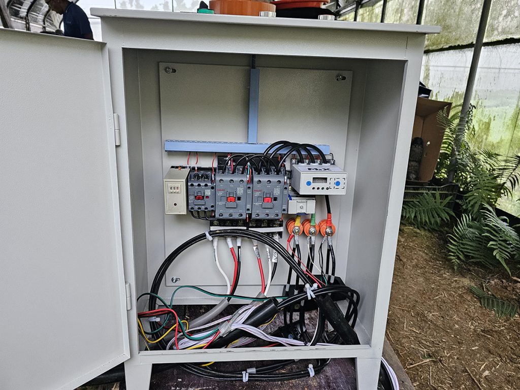 沛芳有機農場 溫室配電控制箱安裝現場